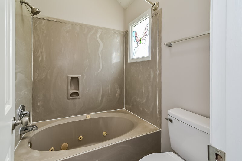 1,665/Mo, 7633 Holly Glen Cv Memphis, TN 38133 Main Bathroom View