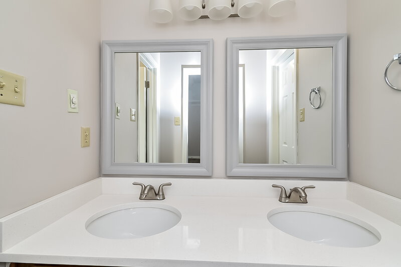 1,665/Mo, 7633 Holly Glen Cv Memphis, TN 38133 Main Bathroom View 2