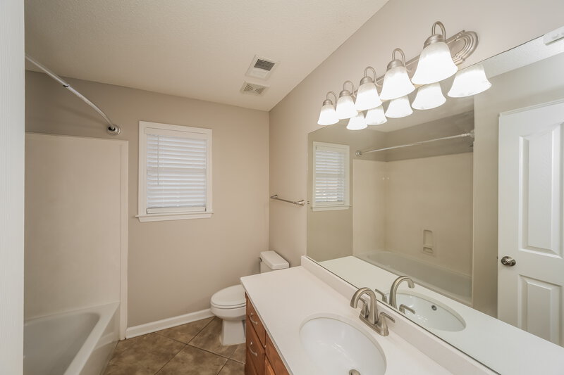 1,835/Mo, 1684 Crossing Dr Horn Lake, MS 38637 Bathroom View