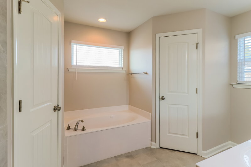 2,140/Mo, 3358 Magnolia Ridge Dr Hernando, MS 38632 Main Bathroom View