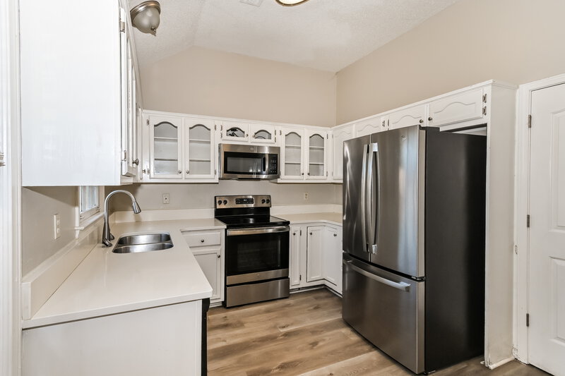 1,860/Mo, 6898 Water Point Cv E Memphis, TN 38141 Kitchen View 2