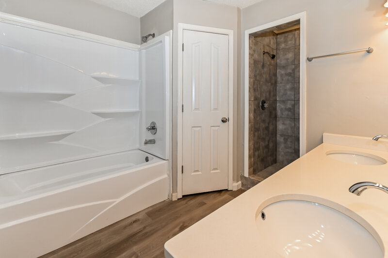 1,860/Mo, 6898 Water Point Cv E Memphis, TN 38141 Main Bathroom View