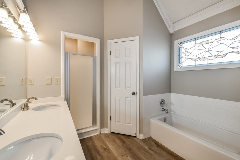 1,910/Mo, 4760 Harvest Knoll Cv Memphis, TN 38125 Main Bathroom View