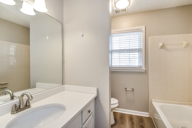 1,910/Mo, 4760 Harvest Knoll Cv Memphis, TN 38125 Main Bathroom View 2