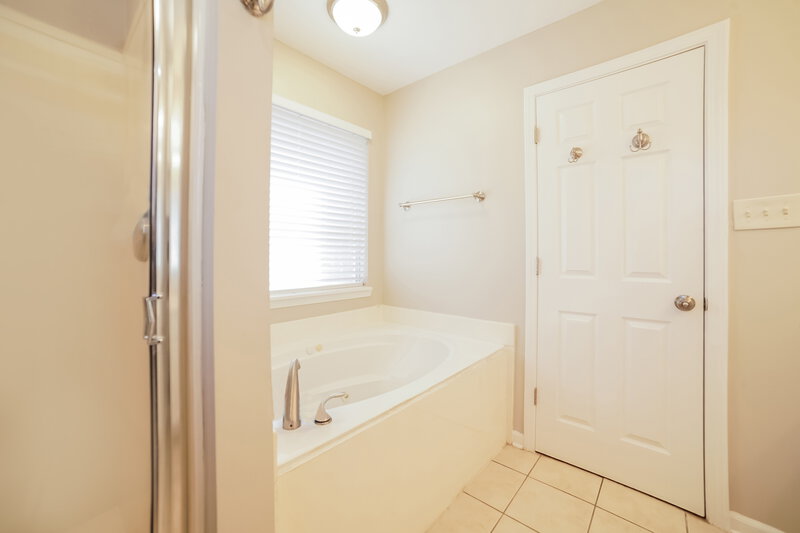 1,855/Mo, 4882 Graham Lake Dr Olive Branch, MS 38654 Main Bathroom View