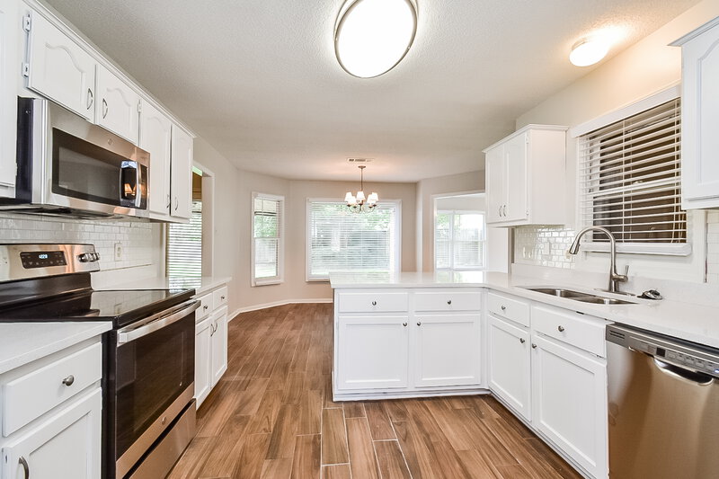 2,115/Mo, 2712 Cross Vine Cove N Cordova, TN 38016 Kitchen View
