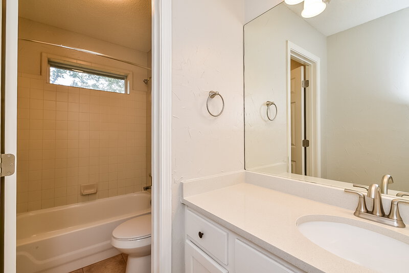 2,115/Mo, 2712 Cross Vine Cove N Cordova, TN 38016 Main Bathroom View