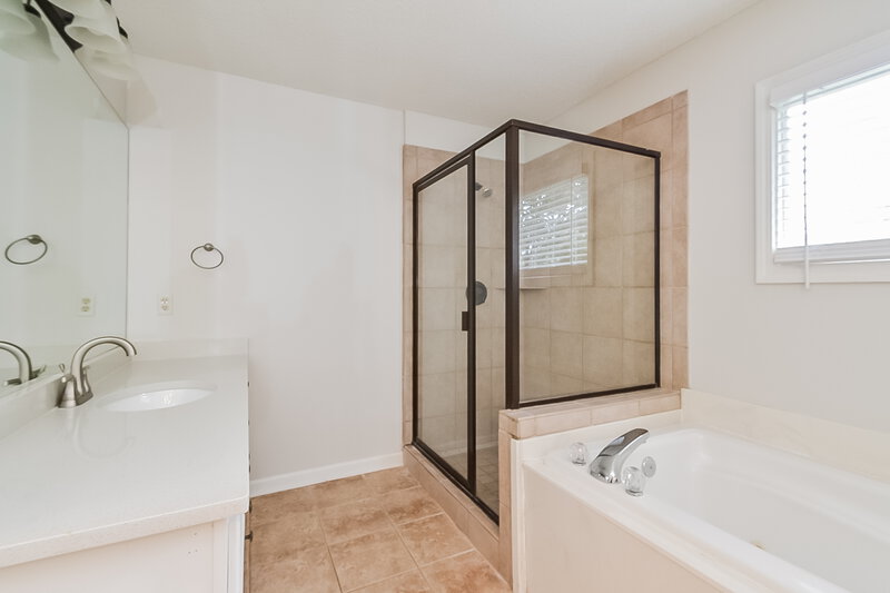 2,115/Mo, 2712 Cross Vine Cove N Cordova, TN 38016 Main Bathroom View 2