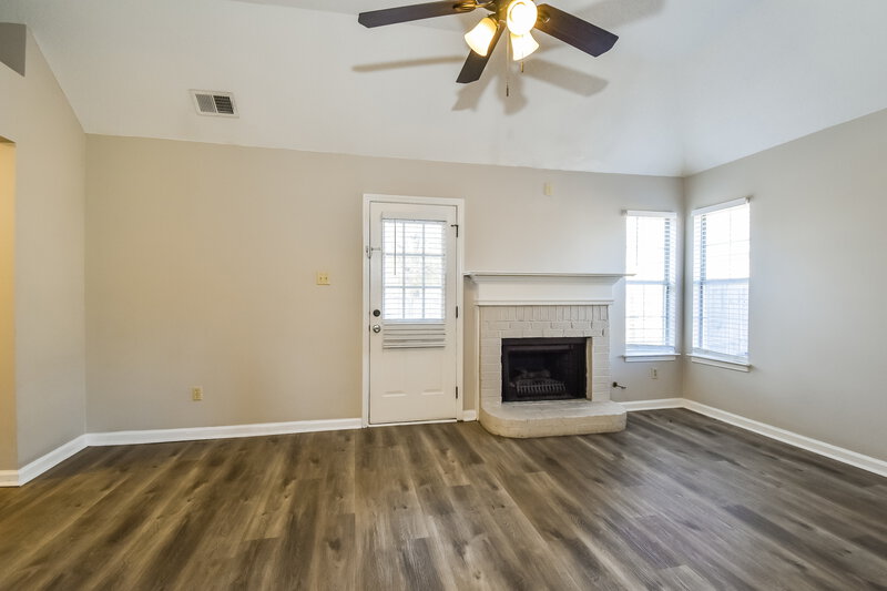 1,640/Mo, 4127 Lake Cross Dr Memphis, TN 38125 Living Room View 2