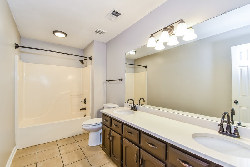1,640/Mo, 4127 Lake Cross Dr Memphis, TN 38125 Main Bathroom View
