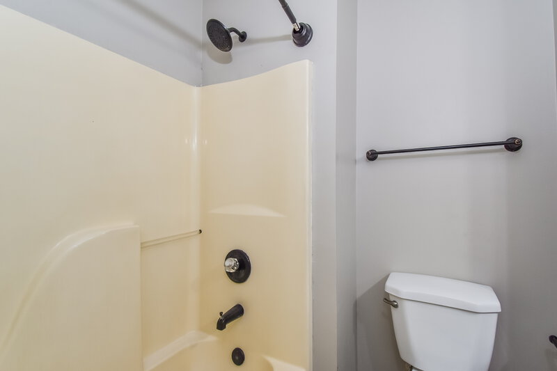 1,640/Mo, 4127 Lake Cross Dr Memphis, TN 38125 Bathroom View