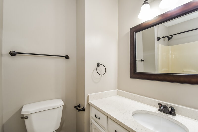 1,640/Mo, 4127 Lake Cross Dr Memphis, TN 38125 Bathroom View 2