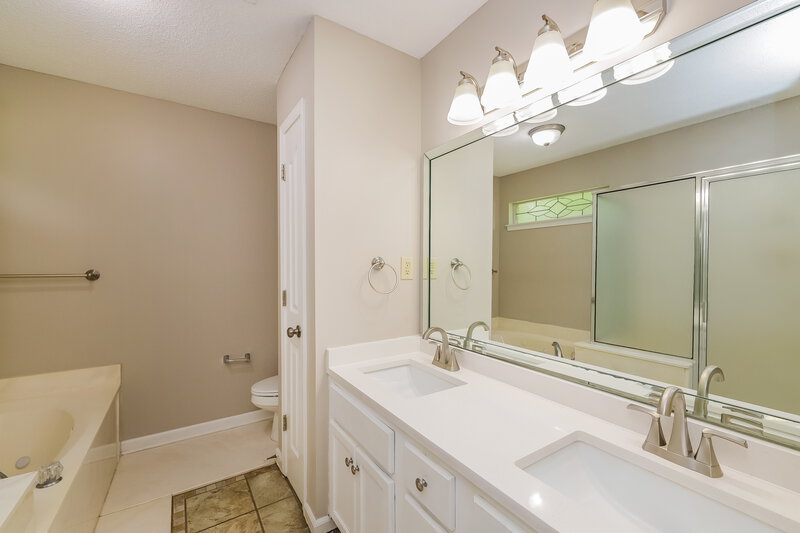 1,795/Mo, 2378 Kindlewood Dr Southaven, MS 38672 Main Bathroom View