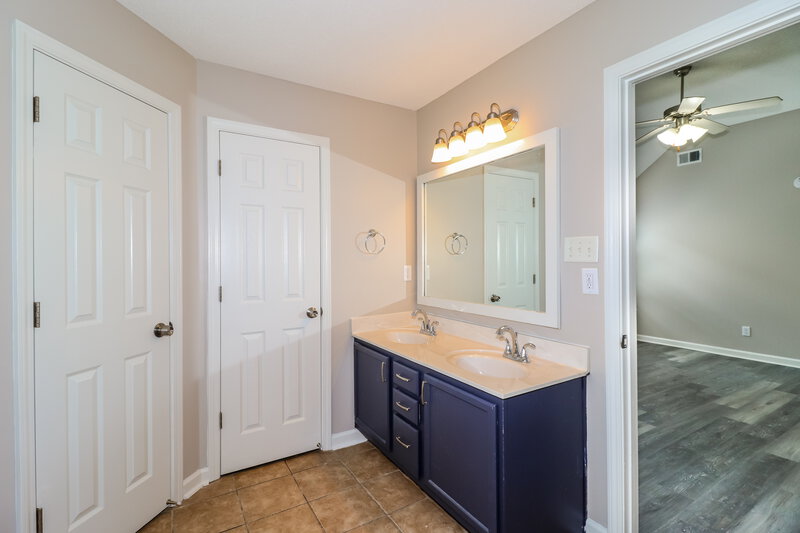 1,870/Mo, 5746 Oakley Dr Olive Branch, MS 38654 Main Bathroom View