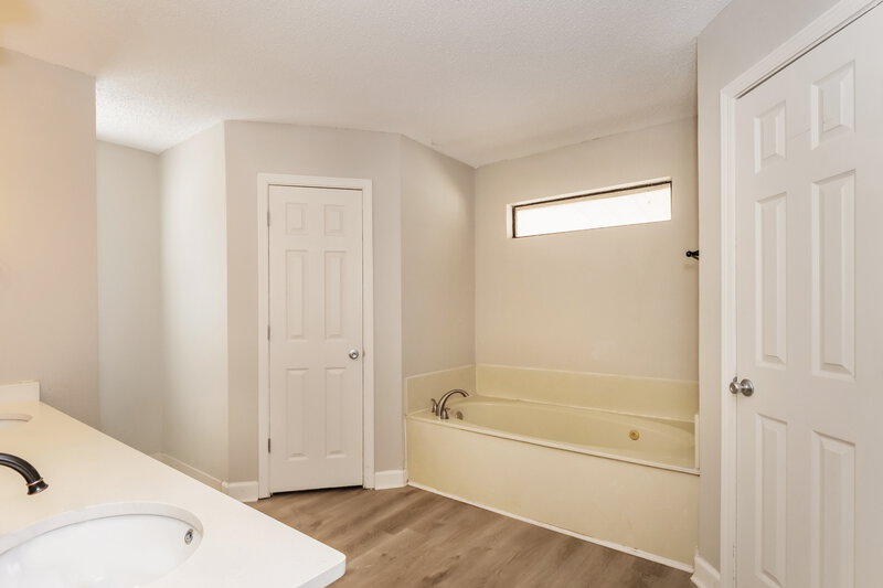 1,810/Mo, 7333 Eastover Blvd Olive Branch, MS 38654 Main Bathroom View