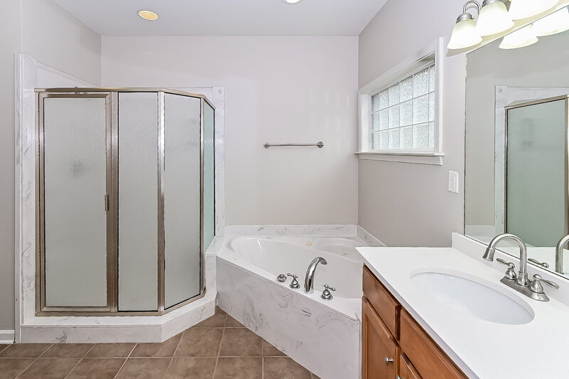 2,395/Mo, 2874 Dawkins Dr Southaven, MS 38672 Main Bathroom View