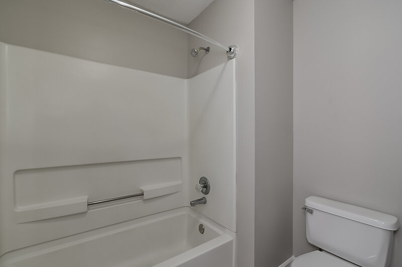 1,745/Mo, 6536 Rosewood Drive Olive Branch, MS 38654 Main Bathroom View