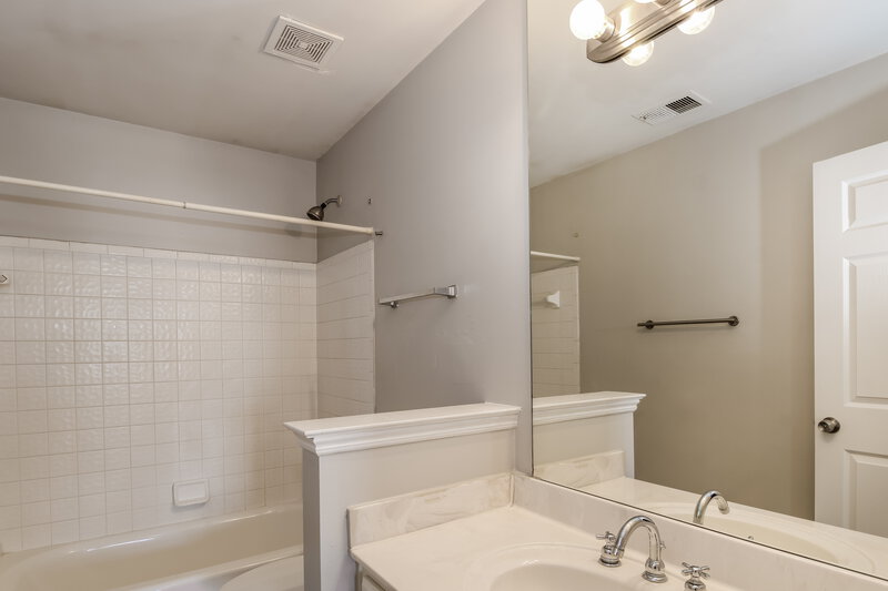 1,970/Mo, 9089 Hearth Stone Cv Memphis, TN 38016 Main Bathroom View
