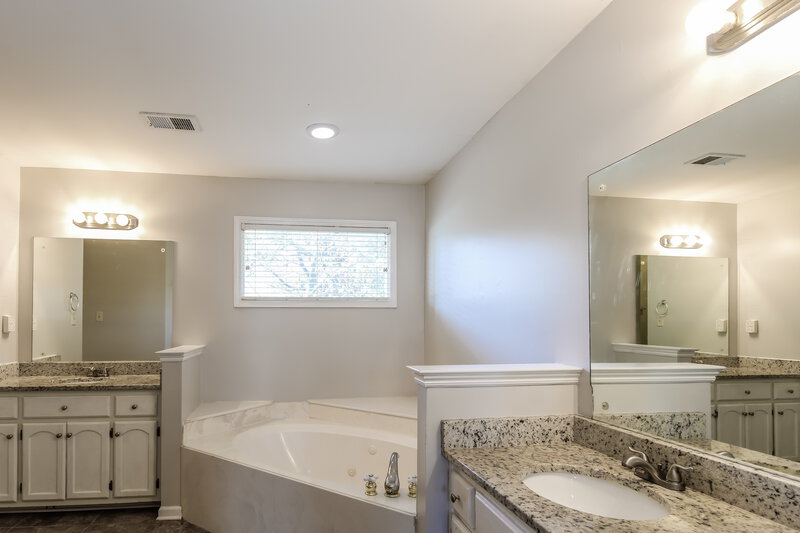 1,970/Mo, 9089 Hearth Stone Cv Memphis, TN 38016 Main Bathroom View 2