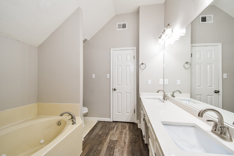 1,975/Mo, 8685 Rhonda Cir S Cordova, TN 38018 Main Bathroom View
