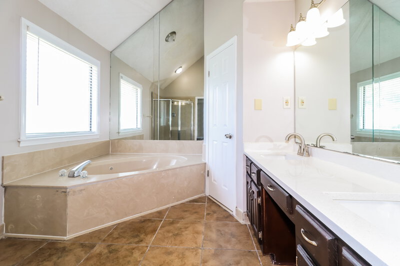 2,325/Mo, 57 S Sanga Rd Cordova, TN 38018 Main Bathroom View
