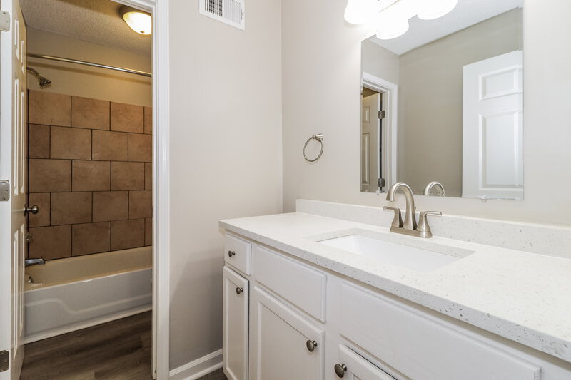 2,300/Mo, 8631 Debbie Kay Ln Cordova, TN 38018 Bathroom View