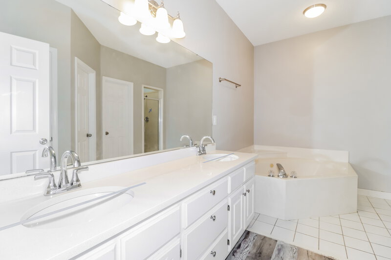 1,860/Mo, 1225 Cordova Green Dr Cordova, TN 38018 Main Bathroom View