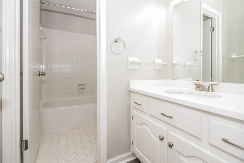 1,870/Mo, 7231 Lamesa Ln Bartlett, TN 38133 Bathroom View