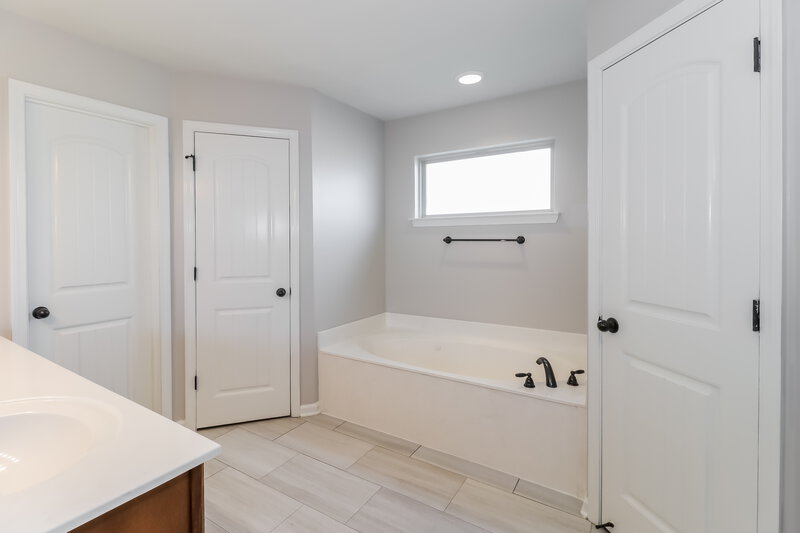 1,870/Mo, 1248 Chestnut Dr Southaven, MS 38671 Main Bathroom View