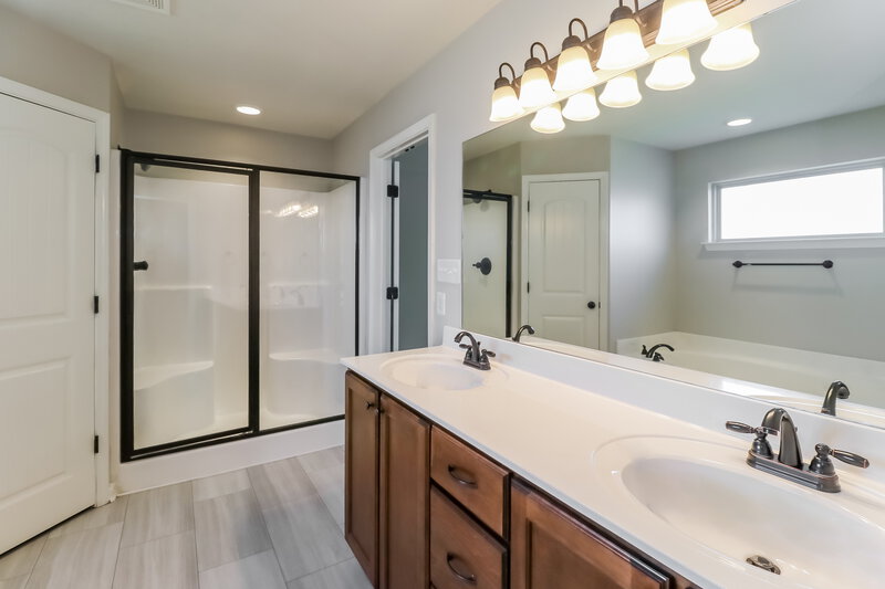 1,870/Mo, 1248 Chestnut Dr Southaven, MS 38671 Main Bathroom View 2
