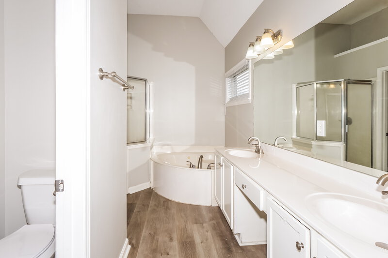 1,780/Mo, 9055 Coral Shell Ln Cordova, TN 38016 Main Bathroom View