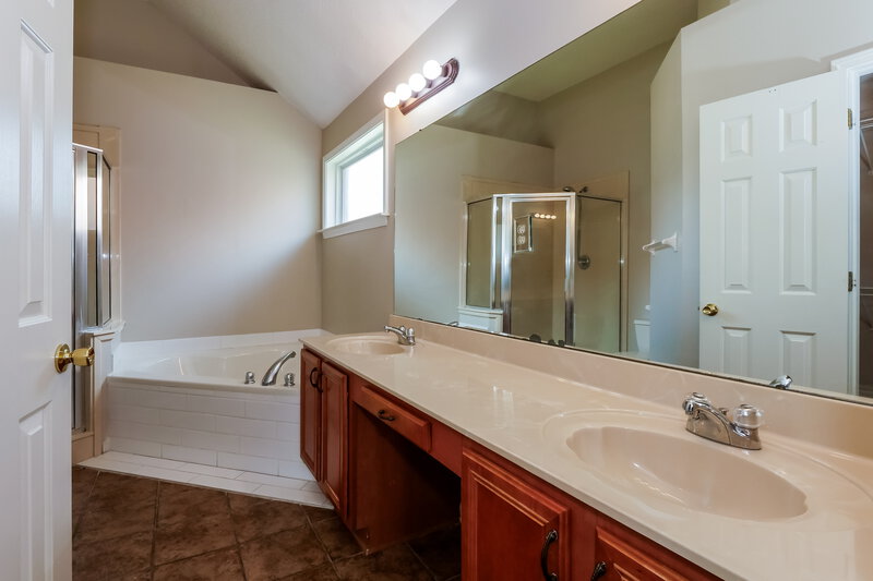 1,940/Mo, 10050 Bloomsbury Ave Cordova, TN 38016 Main Bathroom View