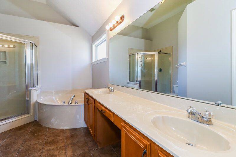 2,065/Mo, 10050 Bloomsbury Ave Cordova, TN 38016 Main Bathroom View