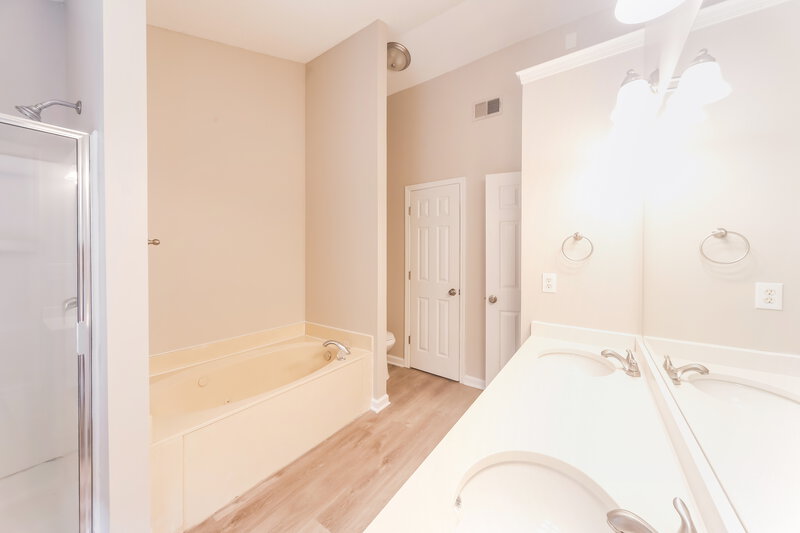 1,645/Mo, 1202 Central Park Cv Southaven, MS 38671 Main Bathroom View