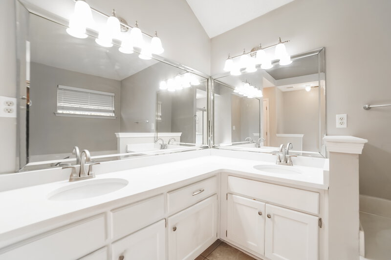 1,950/Mo, 934 Parham Dr Southaven, MS 38671 Main Bathroom View 2