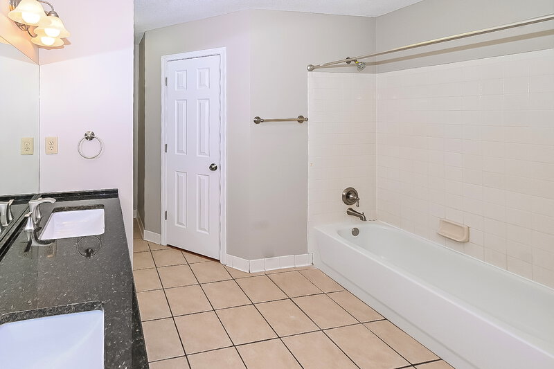 1,745/Mo, 2595 Bryce Cv Horn Lake, MS 38637 Main Bathroom View