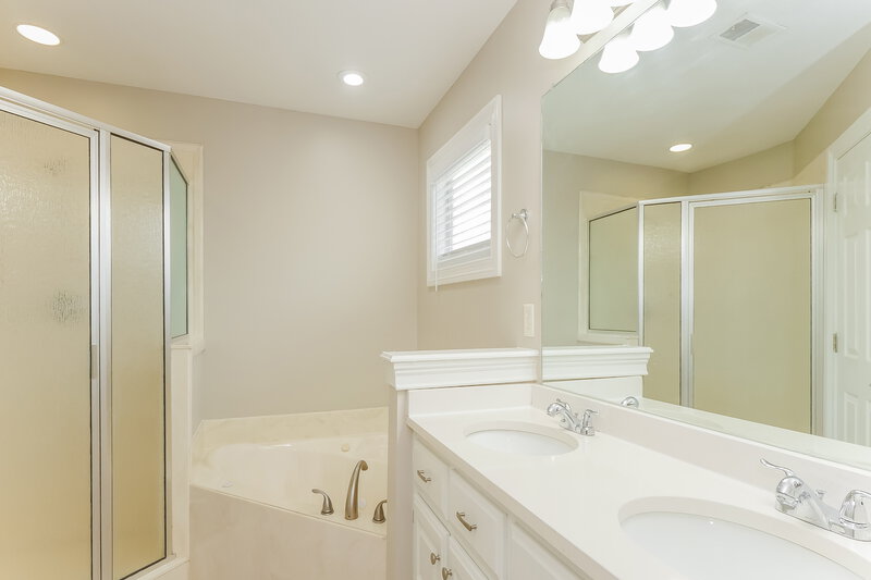 2,005/Mo, 4480 Aberton Dr Southaven, MS 38672 Main Bathroom View