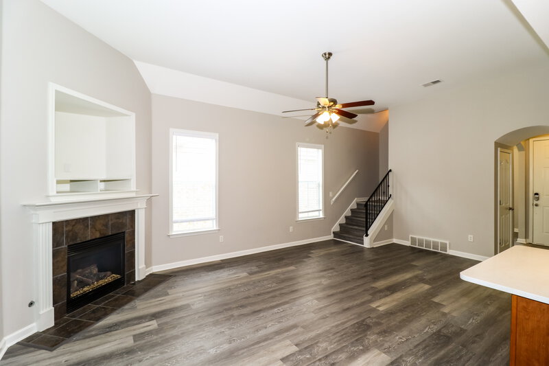 2,300/Mo, 4919 Indian Walk Ln Arlington, TN 38002 Living Room View 2