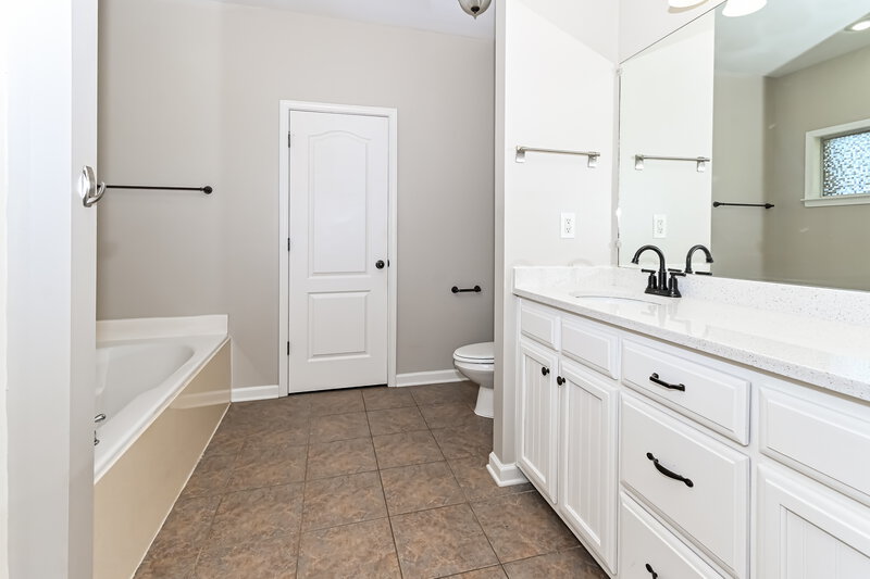 2,245/Mo, 430 Calloway Cv Hernando, MS 38632 Main Bathroom View