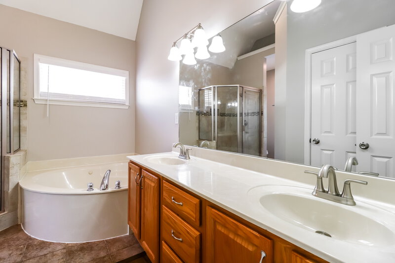 1,815/Mo, 9165 Acadia Pl Cordova, TN 38018 Main Bathroom View