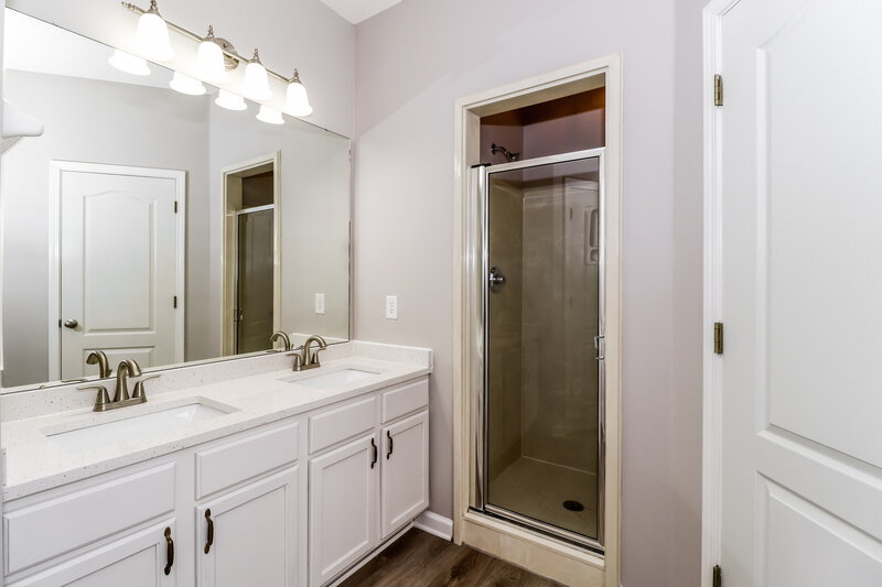 2,330/Mo, 8635 Valmont Cir Memphis, TN 38016 Main Bathroom View
