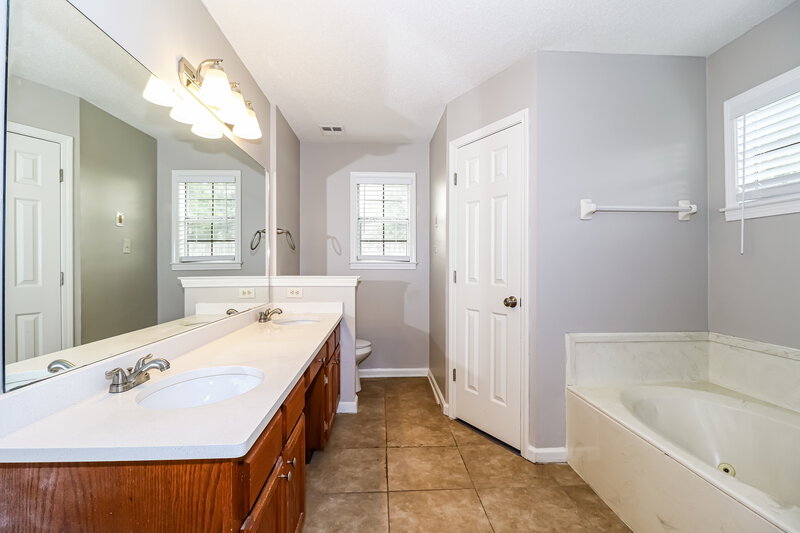 2,035/Mo, 4046 Shady Mill Cove Bartlett, TN 38135 Main Bathroom View