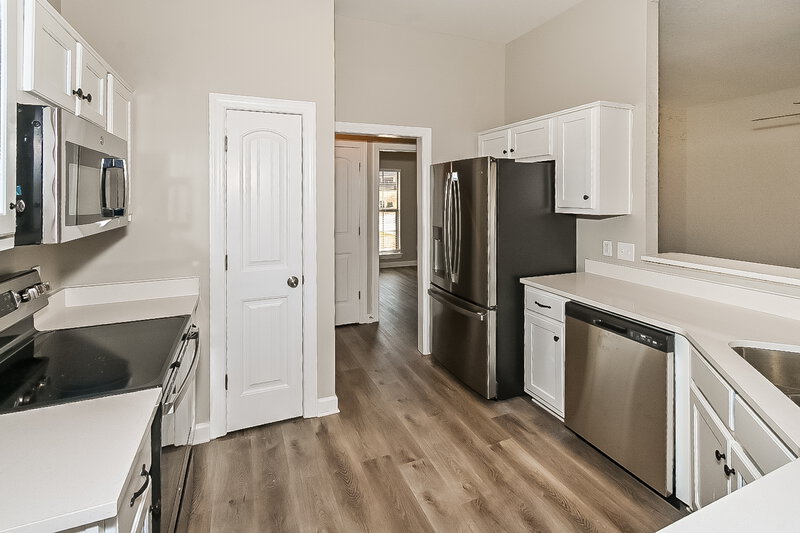 1,990/Mo, 8137 Park Pike Southaven, MS 38671 Kitchen View 3