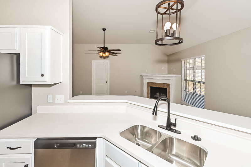 1,990/Mo, 8137 Park Pike Southaven, MS 38671 Kitchen View 4