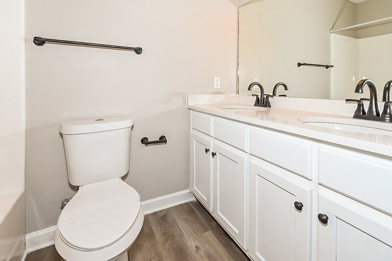 1,990/Mo, 8137 Park Pike Southaven, MS 38671 Main Bathroom View
