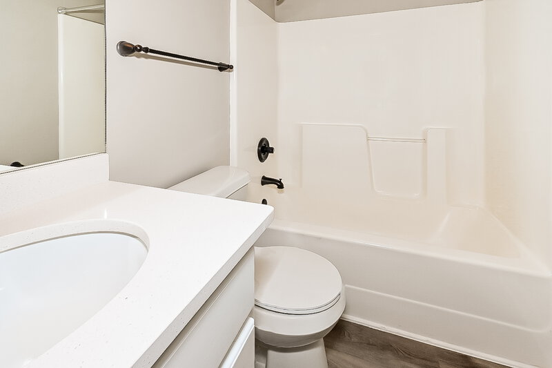 1,990/Mo, 8137 Park Pike Southaven, MS 38671 Bathroom View