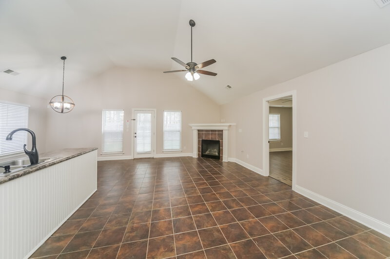 2,160/Mo, 5706 Bedford Loop W Southaven, MS 38672 Living Room View 2
