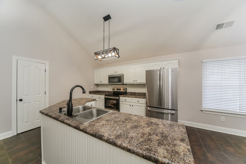 2,160/Mo, 5706 Bedford Loop W Southaven, MS 38672 Kitchen View
