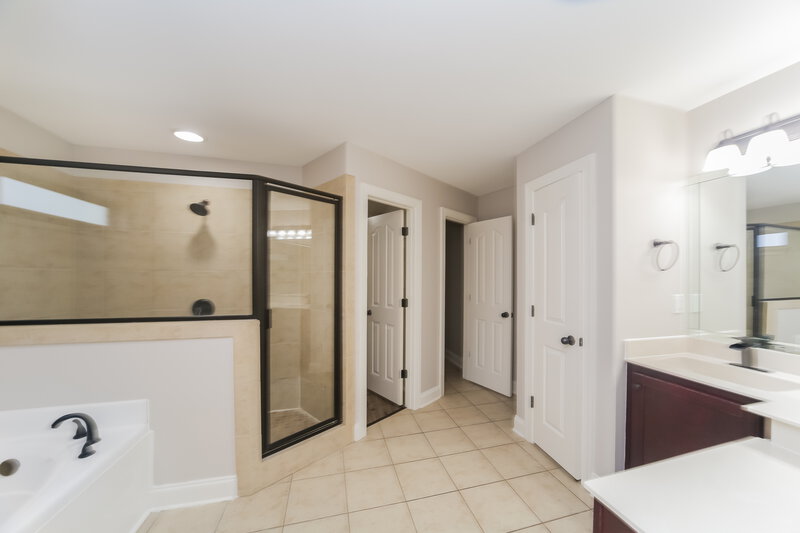 2,160/Mo, 5706 Bedford Loop W Southaven, MS 38672 Main Bathroom View