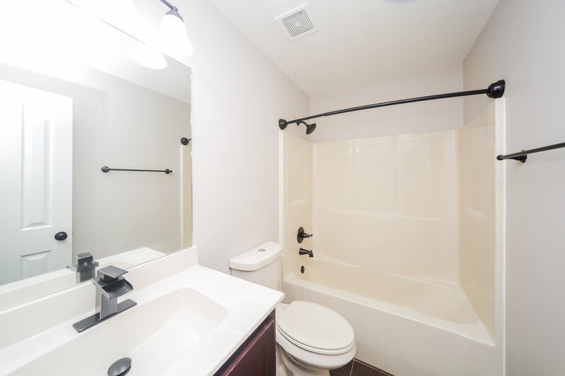 2,160/Mo, 5706 Bedford Loop W Southaven, MS 38672 Bathroom View
